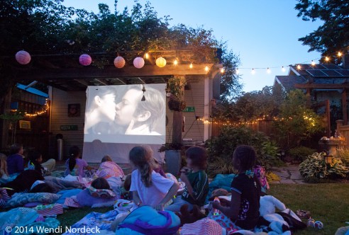 Outdoor movie night from http://roux44.com