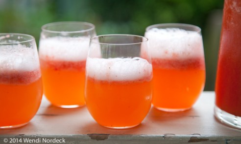 Strawberry lemonade champagne cocktail from http://roux44.com