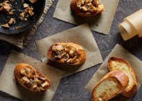 Chanterelle mushroom toasts from http://roux44.com
