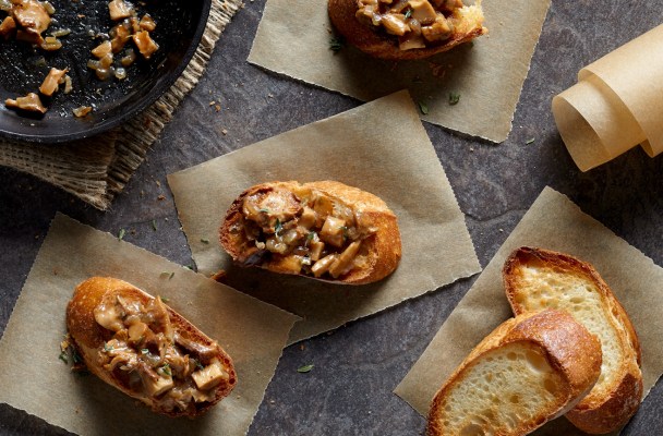 Chanterelle mushroom toasts from http://roux44.com